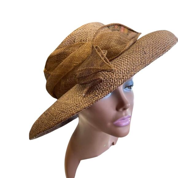 Brown straw hat with feather - Picture 1 of 1